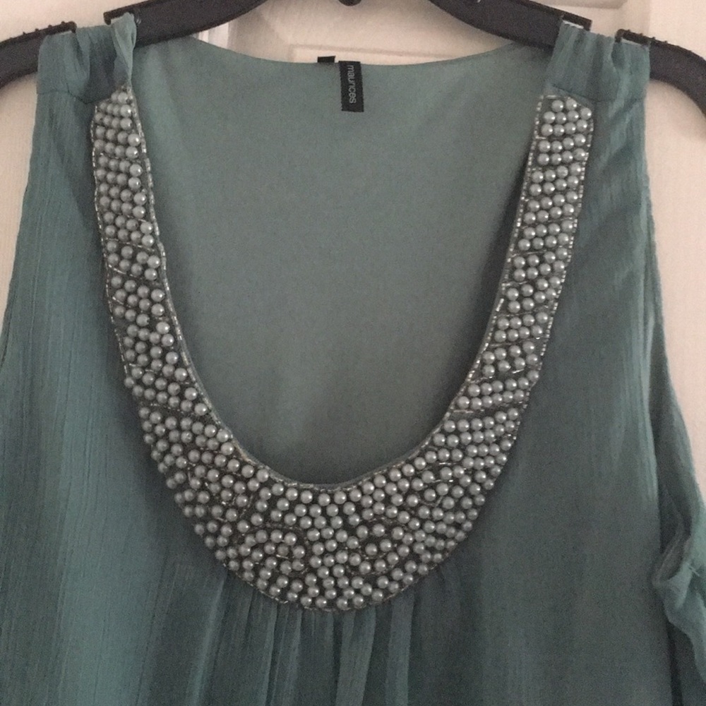 Beautiful top - Picture 2 of 3
